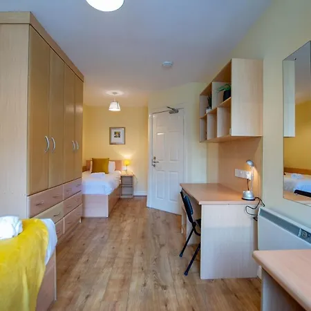 36 - Superb 2 Bed Apartment, Sleeps 6 *