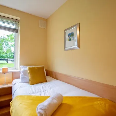 36 - Superb 2 Bed Apartment, Sleeps 6 Galway