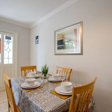 Apartment 36 - Superb 2 Bed Apartment, Sleeps 6