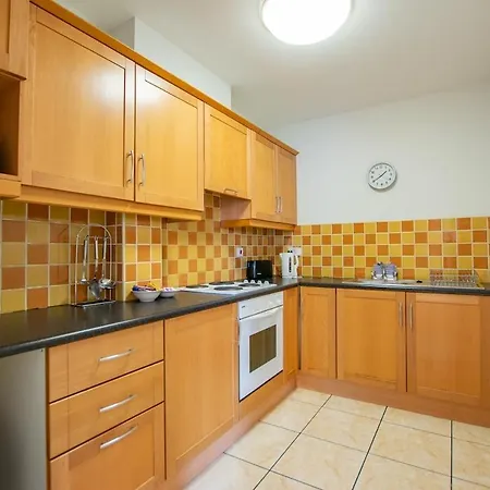 36 - Superb 2 Bed Apartment, Sleeps 6