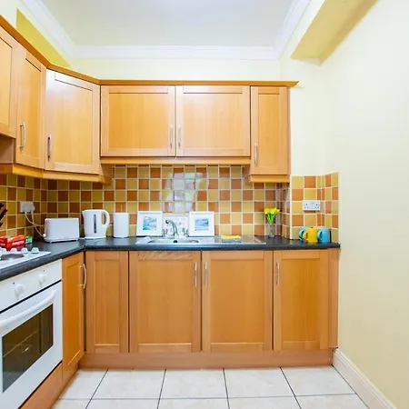 Apartment 36 - Superb 2 Bed Apartment, Sleeps 6
