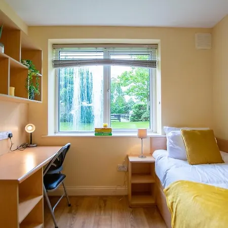 36 - Superb 2 Bed Apartment, Sleeps 6