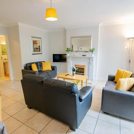 Apartment 36 - Superb 2 Bed Apartment, Sleeps 6