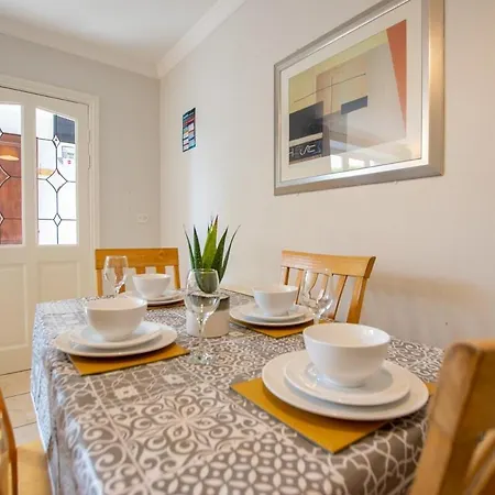 36 - Superb 2 Bed Apartment, Sleeps 6 Apartment Galway