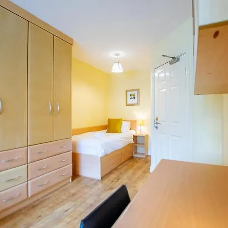 36 - Superb 2 Bed Apartment, Sleeps 6 *