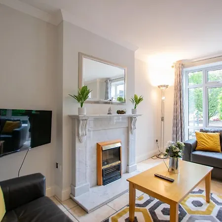 36 - Superb 2 Bed Apartment, Sleeps 6 * Galway