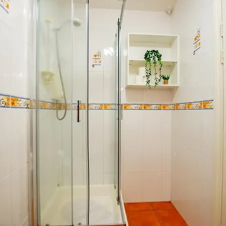 36 - Superb 2 Bed Apartment, Sleeps 6 *