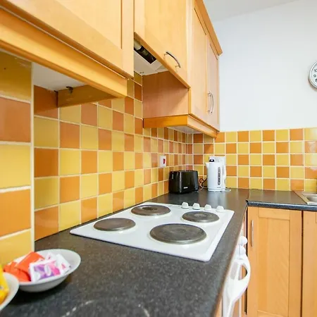 36 - Superb 2 Bed Apartment, Sleeps 6 * Galway
