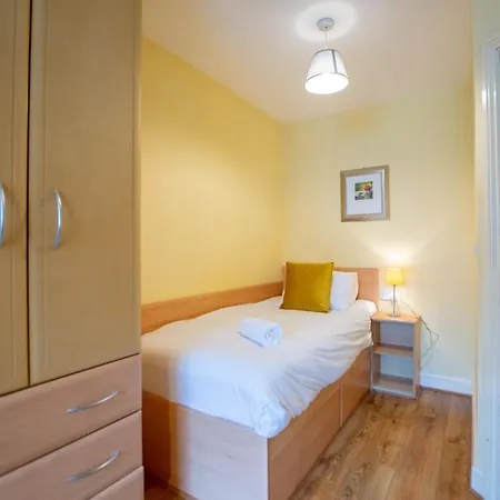 36 - Superb 2 Bed Apartment, Sleeps 6 * Galway