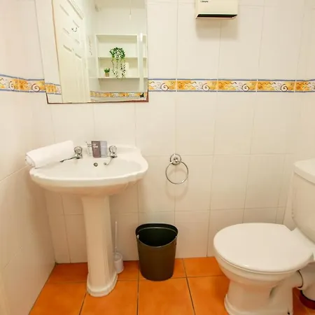 36 - Superb 2 Bed Apartment, Sleeps 6