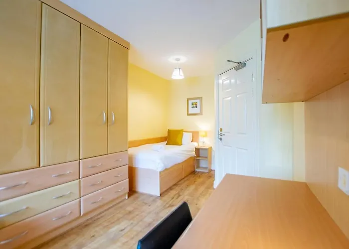 36 - Superb 2 Bed Apartment, Sleeps 6 *