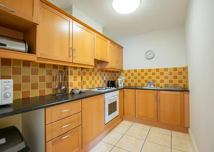 36 - Superb 2 Bed Apartment, Sleeps 6