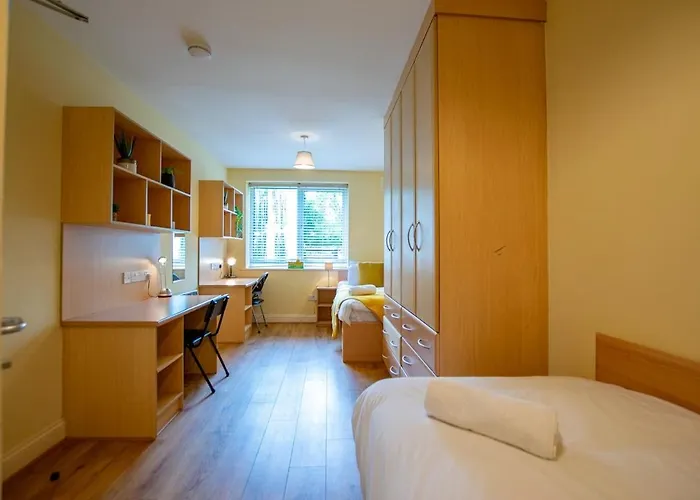 36 - Superb 2 Bed Apartment, Sleeps 6 *