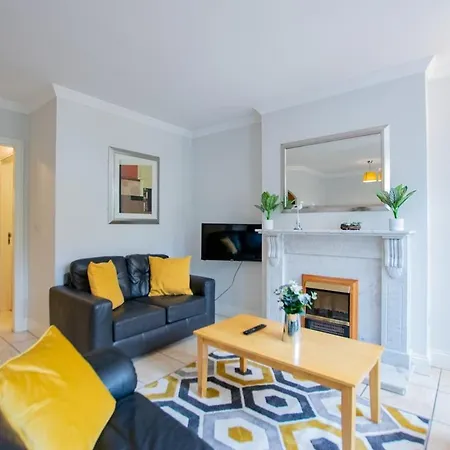 36 - Superb 2 Bed Apartment, Sleeps 6