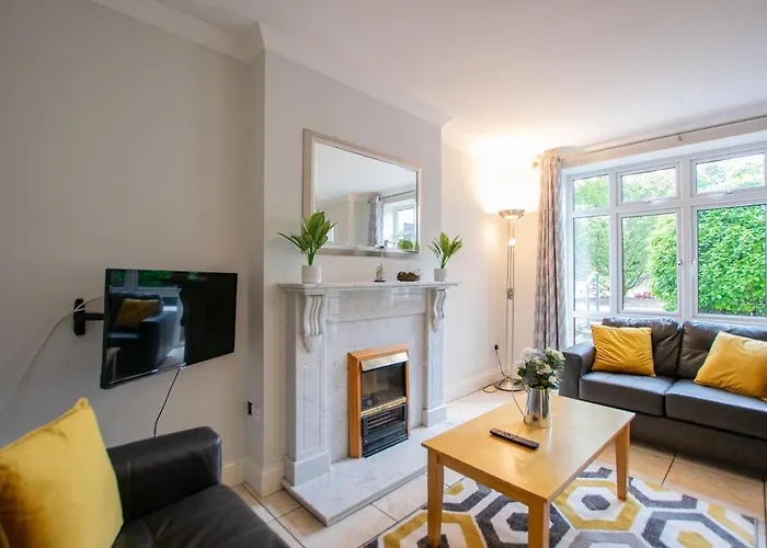36 - Superb 2 Bed Apartment, Sleeps 6 * Galway