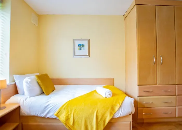 36 - Superb 2 Bed Apartment, Sleeps 6 *