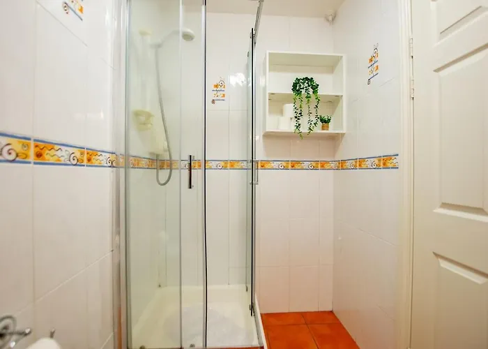 36 - Superb 2 Bed Apartment, Sleeps 6 *