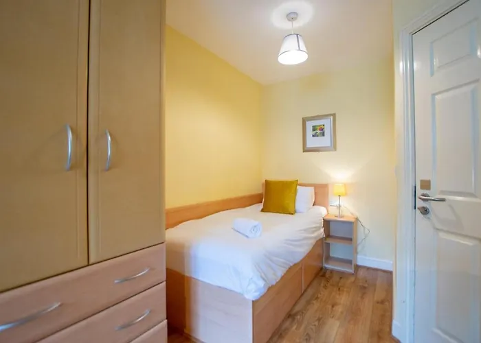 36 - Superb 2 Bed Apartment, Sleeps 6 * Galway